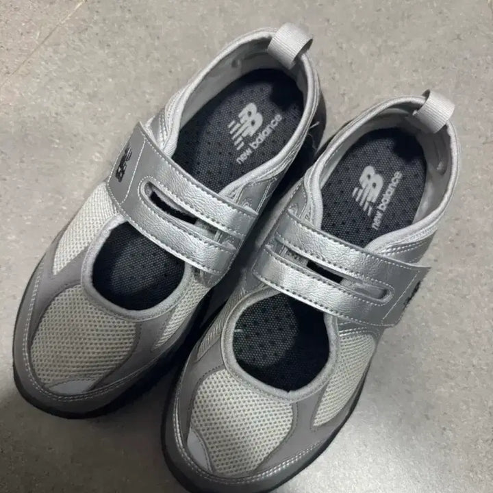 [BUNJANG] New Balance Breeze SD2202SI2 Metallic Silver Mary Jane Sneakers / 뉴발란스 브리즈 SD2202SI2 메탈릭 실버 실버 메리제인 운동화