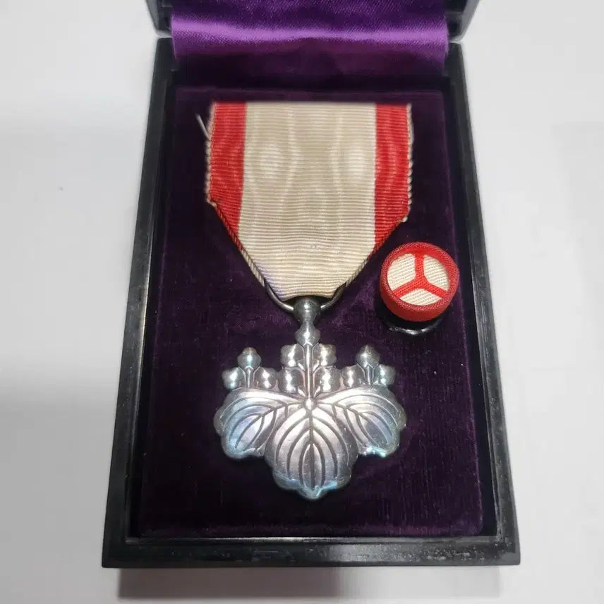 [BUNJANG] Sterling Silver Rising Sun Medal with Case / [은제훈장] 일본 욱일장 훈장 포장 케이스 포함 K123