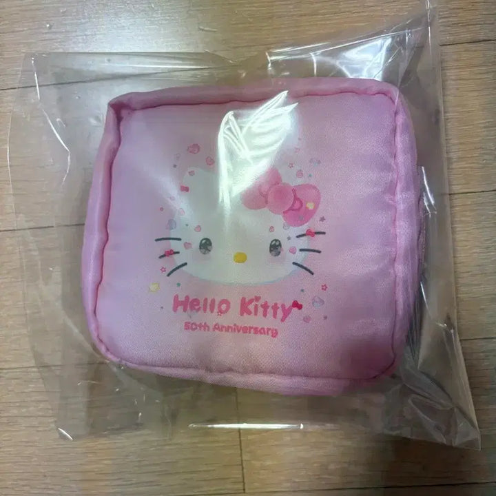 [BUNJANG] Sanrio Hello Kitty 50th Anniversary Collaboration Cosmetics Pouch / 헬로키티 산리오 50주년 생리대 화장품 파우치 마리솜