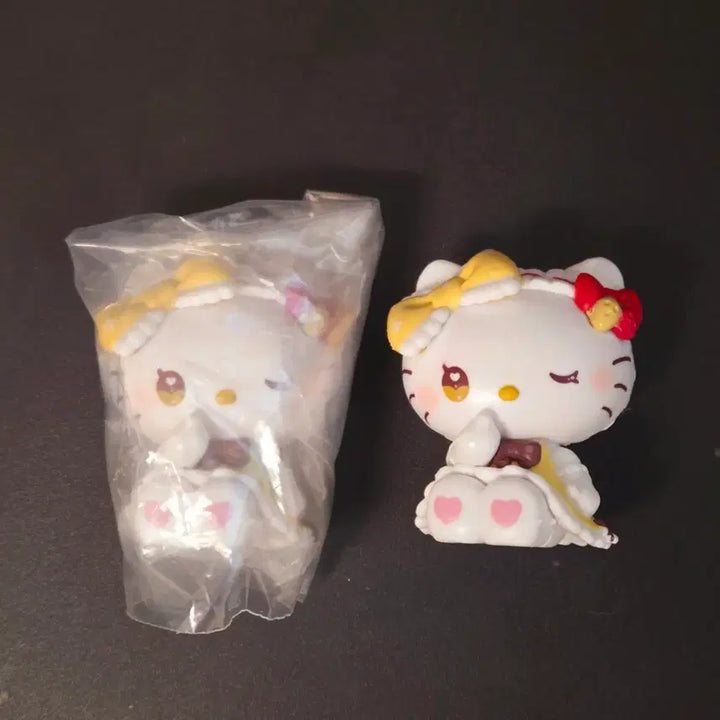[BUNJANG] Sanrio Dolly Mix Hello Kitty Gachapon Miniature / 산리오 돌리믹스 헬로키티 가챠 미니어처