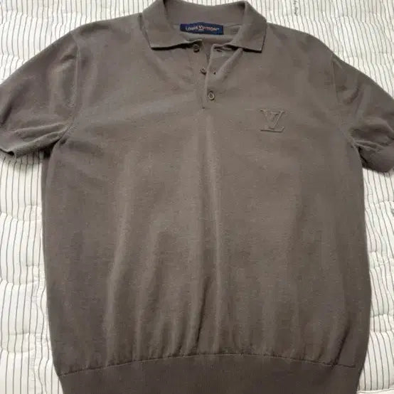 [BUNJANG] Louis Vuitton LV Embroidered Short-Sleeve Polo Shirt / 루이비통 LV 자수 반팔 카라 티셔츠