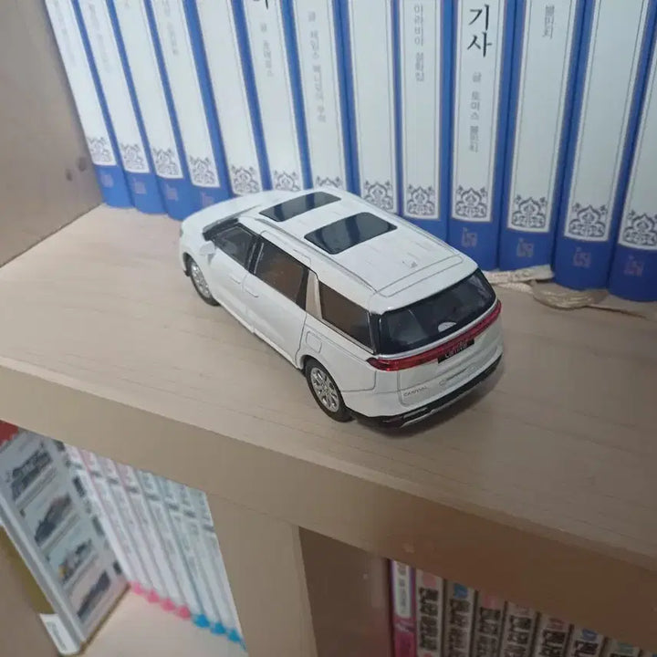 [BUNJANG] Kia Carnival 1:38 Scale Diecast Model Car - White / 기아 카니발 미니카1:38 흰색 단순전시