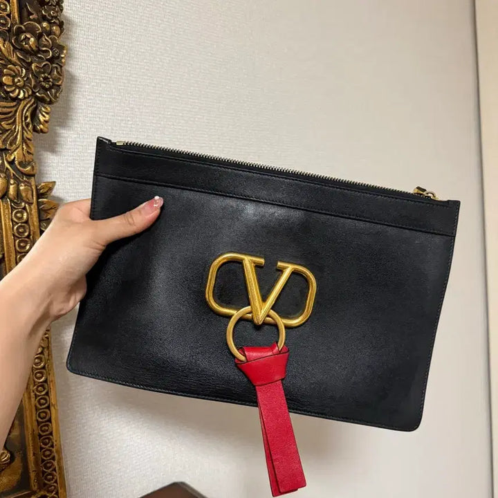 [BUNJANG] Valentino Garavani VRing Black Leather Clutch Bag / 발렌티노 가라바니의 브이링(VRing) 블랙 레더 클러치백