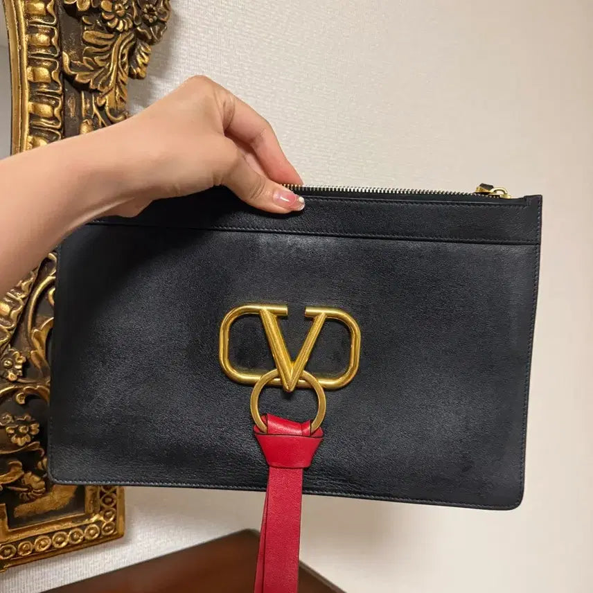 [BUNJANG] Valentino Garavani VRing Black Leather Clutch Bag / 발렌티노 가라바니의 브이링(VRing) 블랙 레더 클러치백