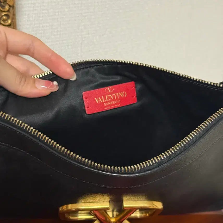 [BUNJANG] Valentino Garavani VRing Black Leather Clutch Bag / 발렌티노 가라바니의 브이링(VRing) 블랙 레더 클러치백