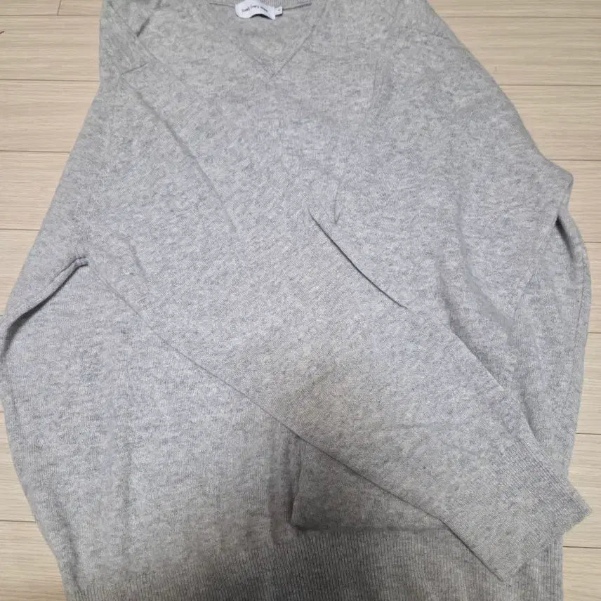 [BUNJANG] Steady And Everywhere Standard Wool V-Neck Sweater - Light Gray / 스테디에브리웨어 스탠다드 울 브이넥 라이트 그레이 팝니다.