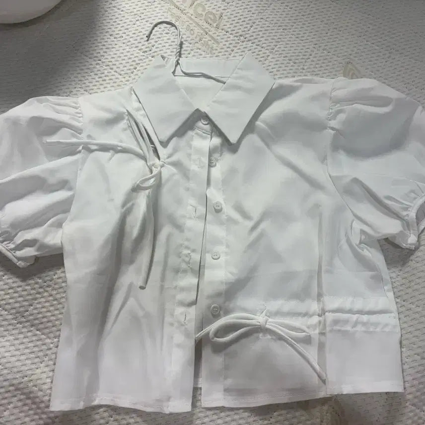 [BUNJANG] White Puff Blouse with Ribbon Detail / 화이트 퍼프 블라우스 리본