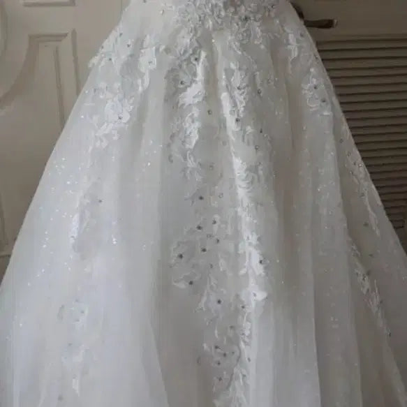 [BUNJANG] Embroidered Beaded Off-Shoulder Wedding Dress / (상태최상)본식 자수 비즈 웨딩드레스