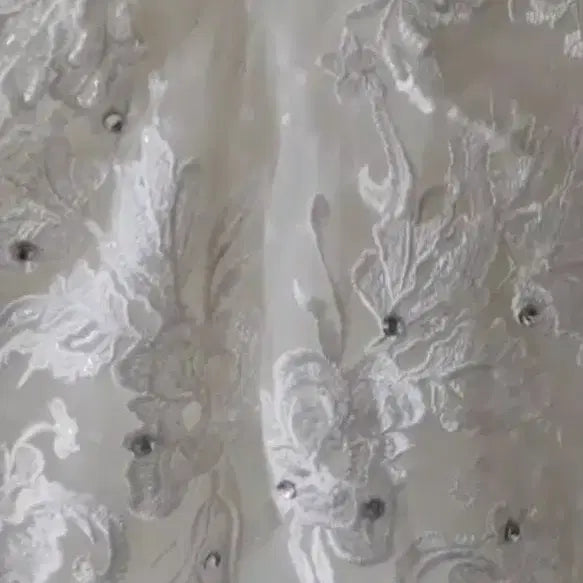 [BUNJANG] Embroidered Beaded Off-Shoulder Wedding Dress / (상태최상)본식 자수 비즈 웨딩드레스