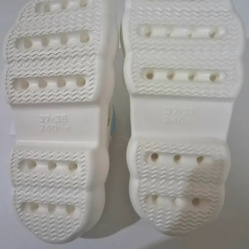 [BUNJANG] Sanrio Cinnamoroll Crocs White 240mm / [미사용] 산리오 시나모롤 크록스 화이트 240mm