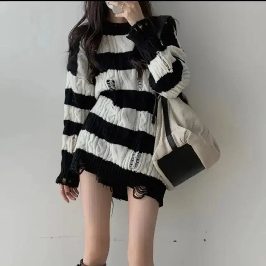 [BUNJANG] Avery Striped Distressed Knit / 에이블리 단가라 데미지 니트