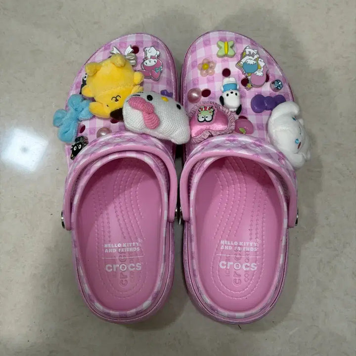 [SOLD OUT] 크록스 산리오 헬로키티 앤 프렌즈 클래식 플랫폼 클로그 - 멀티