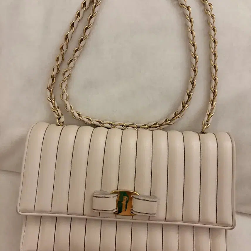 [BUNJANG] Salvatore Ferragamo Ginnie Vara Shoulder Bag Ivory / 페라가모 바하 지니 숄더백 아이보히