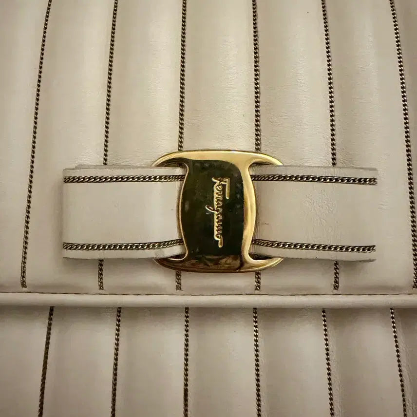 [BUNJANG] Salvatore Ferragamo Ginnie Vara Shoulder Bag Ivory / 페라가모 바하 지니 숄더백 아이보히