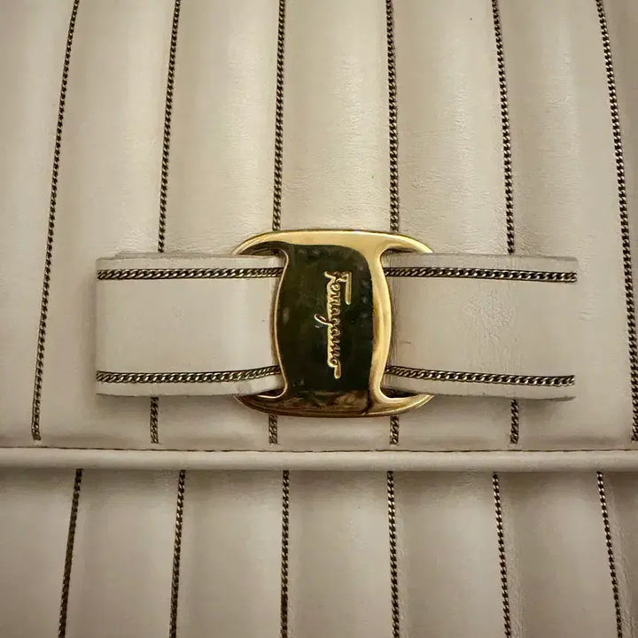 [BUNJANG] Salvatore Ferragamo Ginnie Vara Shoulder Bag Ivory / 페라가모 바하 지니 숄더백 아이보히