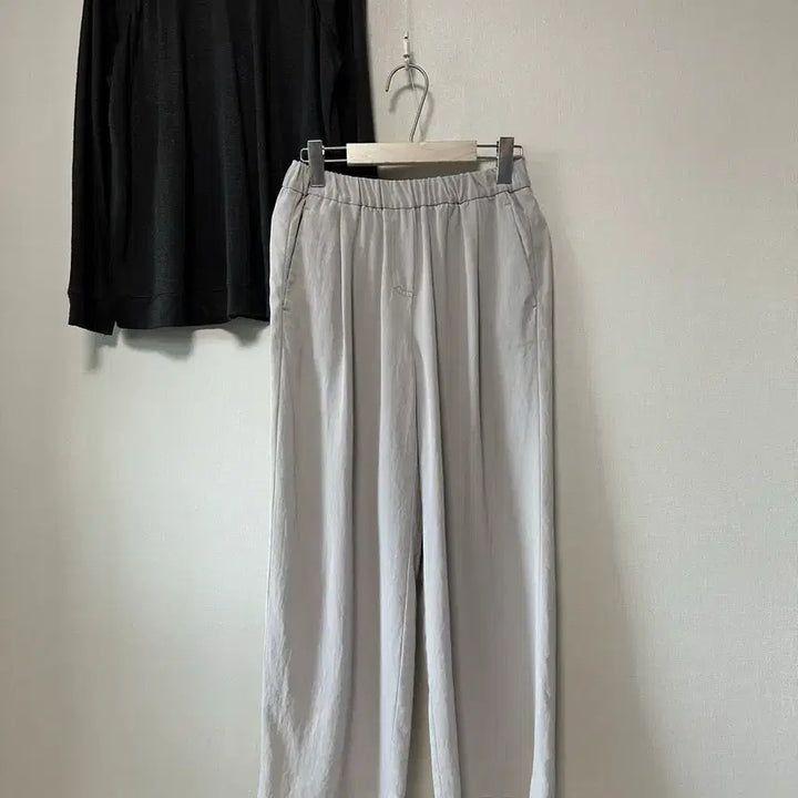 [BUNJANG] DKNY Pintuck Banding Wide Slacks / DKNY 핀턱 밴딩 와이드 슬랙스