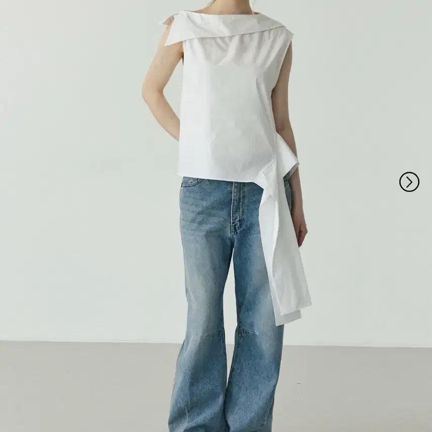 [BUNJANG] Lynte Asymmetrical Collar Blouse White / [1회 착용] lynte 린테 언발 카라블라우스 화이트