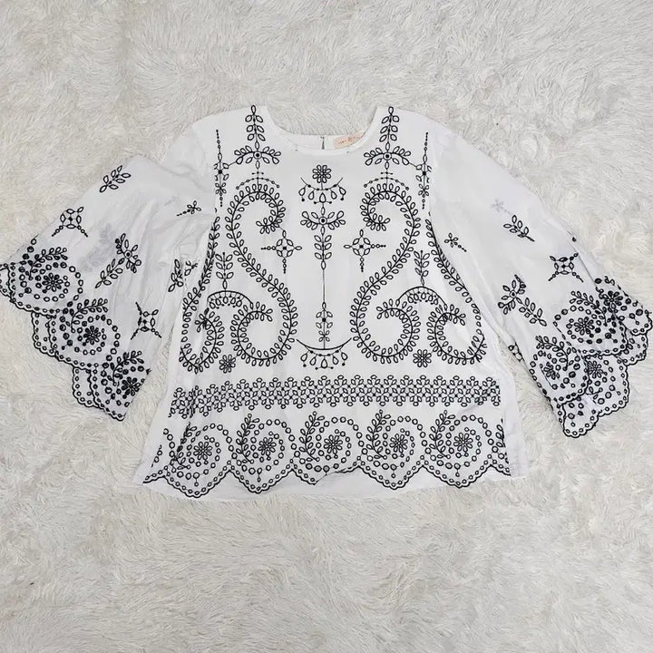 [BUNJANG] Tory Burch White Embroidered Punch Lace Blouse S / 토리버치 화이트 자수 블라우스 펀칭 레이스 S