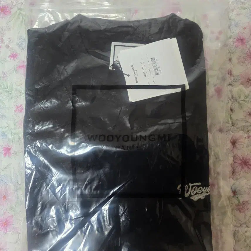 [BUNJANG] Wooyoungmi Embroidered Lettering T-Shirt Black / [52]우영미25fw자수레터링반팔블랙