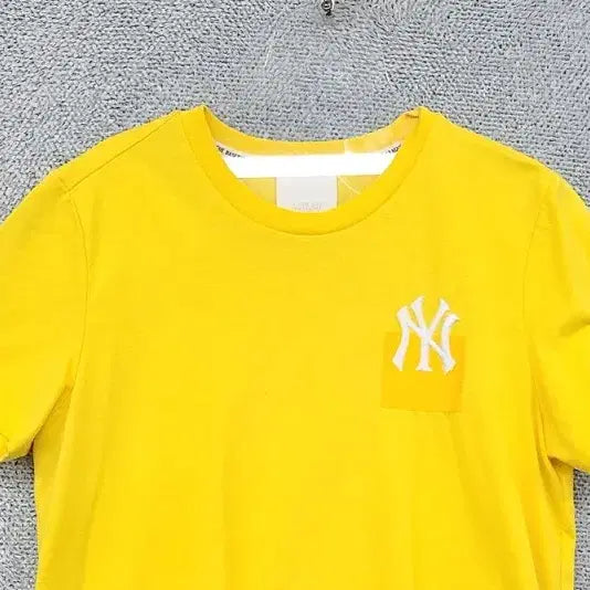 [BUNJANG] MLB Yellow New York Yankees Logo Short Sleeve T-Shirt / 엠엘비 옐로우 뉴욕양키즈 로고 반팔티 M