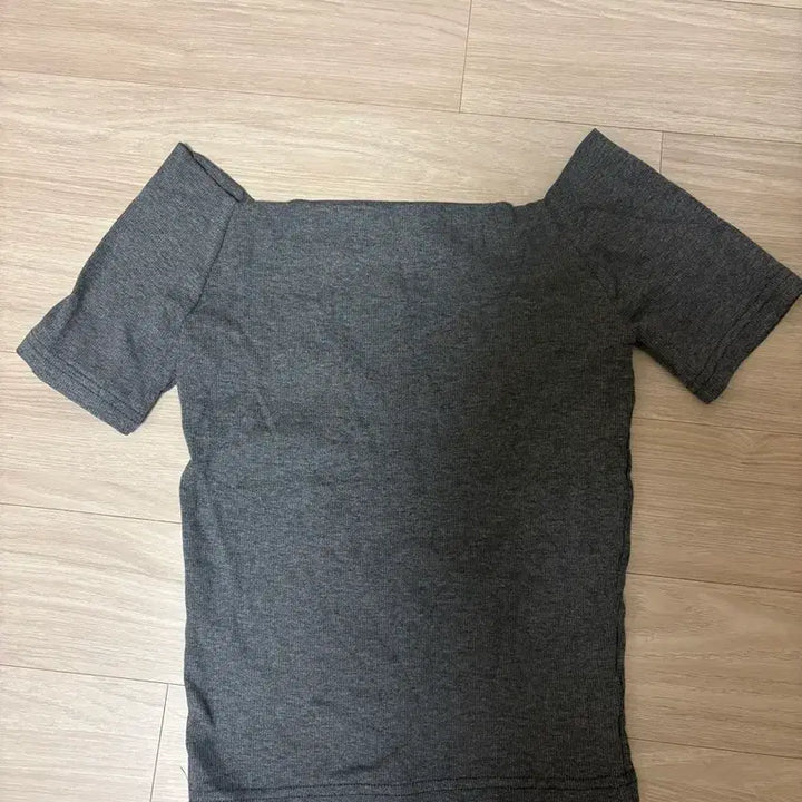 [BUNJANG] Off-Shoulder Short-Sleeve T-Shirt Charcoal / 오프숄더