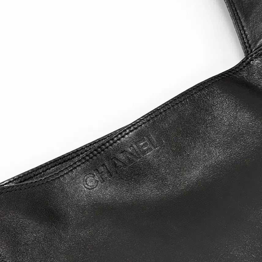 [BUNJANG] Chanel Logo Flat Leather Crossbody Bag Black / 샤넬 로고 플랫 레더 크로스백