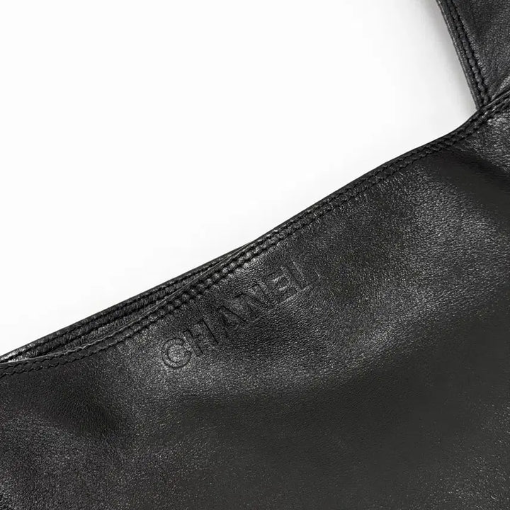 [BUNJANG] Chanel Logo Flat Leather Crossbody Bag Black / 샤넬 로고 플랫 레더 크로스백