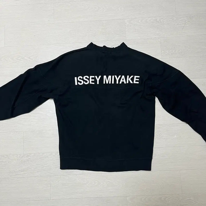 [BUNJANG] 80s-90s Issey Miyake Logo Mock Neck Sweatshirt / 80~90s 이세이미야케 로고 프린팅 모크넥 스웻셔츠 맨투맨