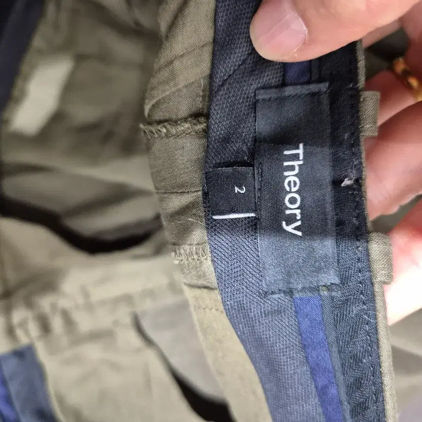 [BUNJANG] Theory Khaki Shorts / 띠어리 카키색 반바지