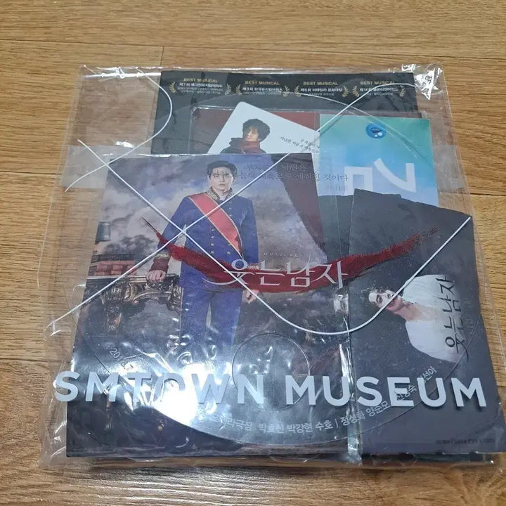 [BUNJANG] SMTOWN The Man Who Laughs Musical Goods Set (EXO SUHO) / SMTOWN 웃는 남자 뮤지컬 굿즈 세트