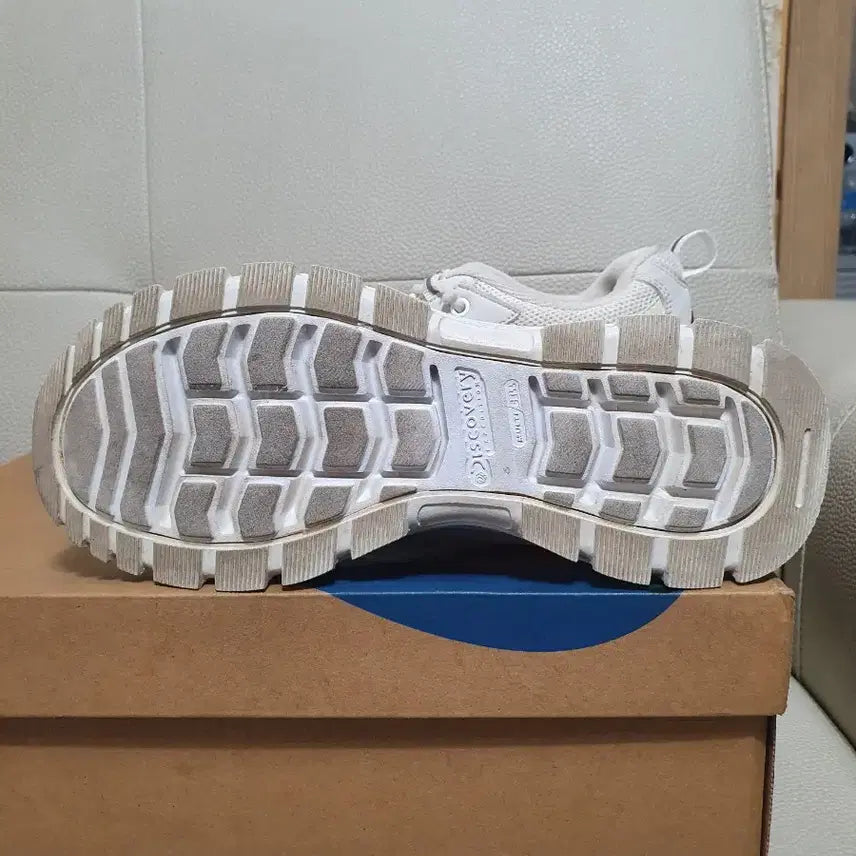 [BUNJANG] Discovery Expedition White Sneakers / 디스커버리 익스페디션 화이트 운동화