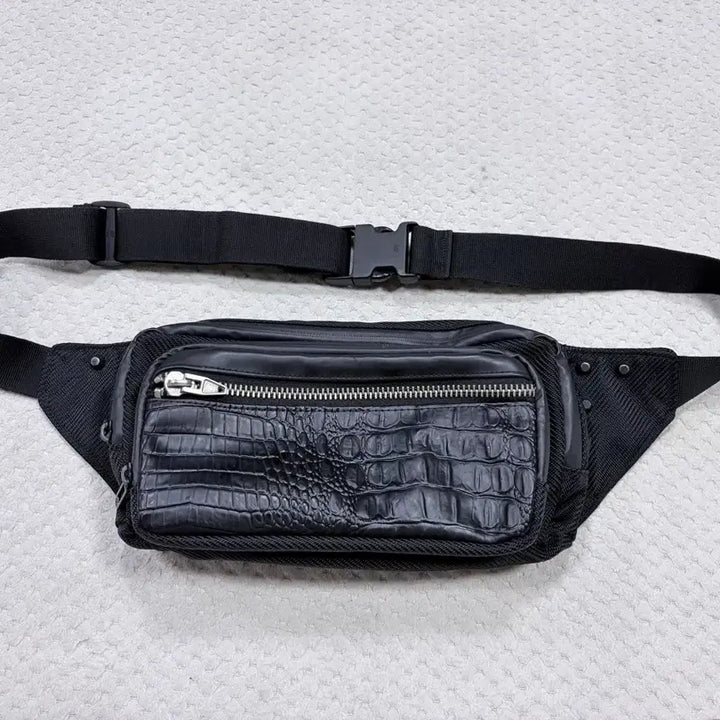 [BUNJANG] KYOSHITSUBI Black Crocodile Pattern Waist Bag / 블랙  힙색 벨트백