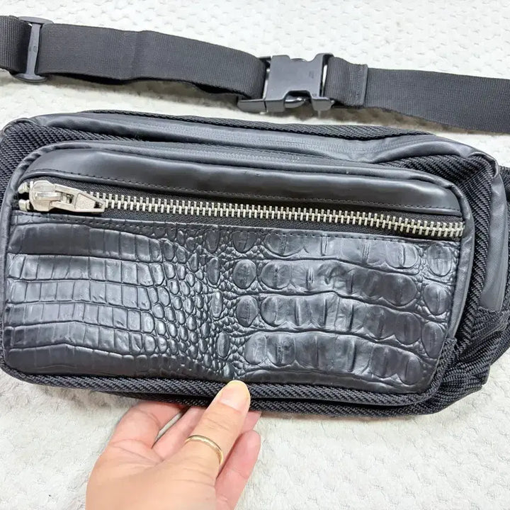 [BUNJANG] KYOSHITSUBI Black Crocodile Pattern Waist Bag / 블랙  힙색 벨트백