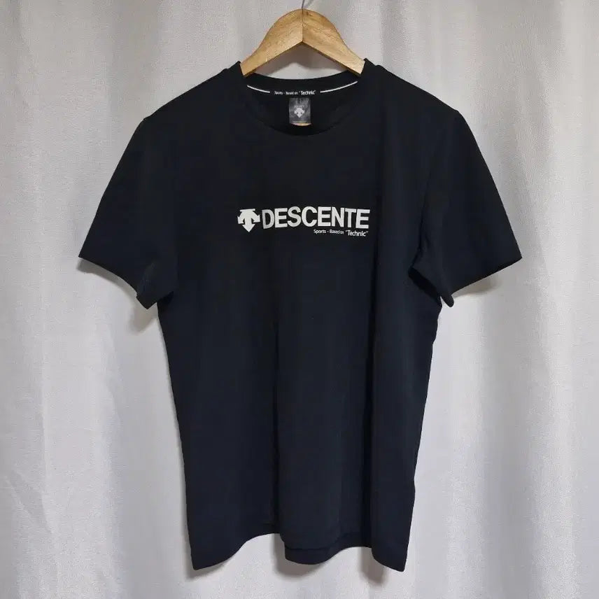 [BUNJANG] Descente Black Short Sleeve T-Shirt / 데상트 블랙 반팔 티셔츠