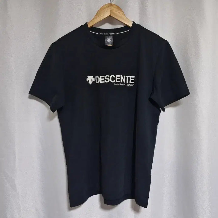 [BUNJANG] Descente Black Short Sleeve T-Shirt / 데상트 블랙 반팔 티셔츠