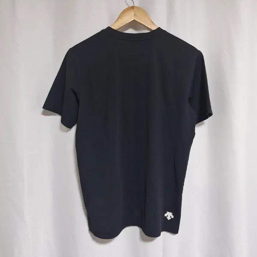 [BUNJANG] Descente Black Short Sleeve T-Shirt / 데상트 블랙 반팔 티셔츠