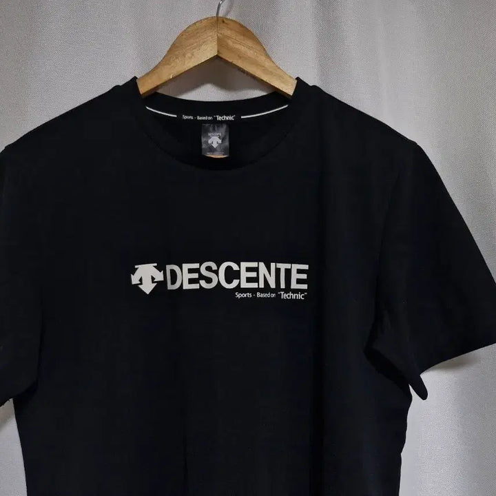[BUNJANG] Descente Black Short Sleeve T-Shirt / 데상트 블랙 반팔 티셔츠