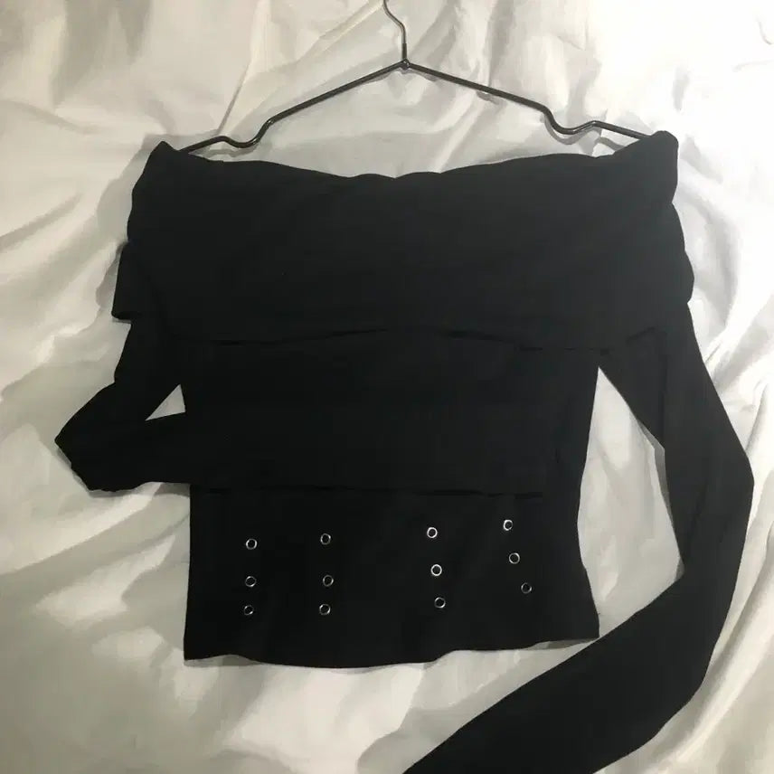 [BUNJANG] Black Punching Off-Shoulder Top / 블랙 펀칭 오프숄더 상의