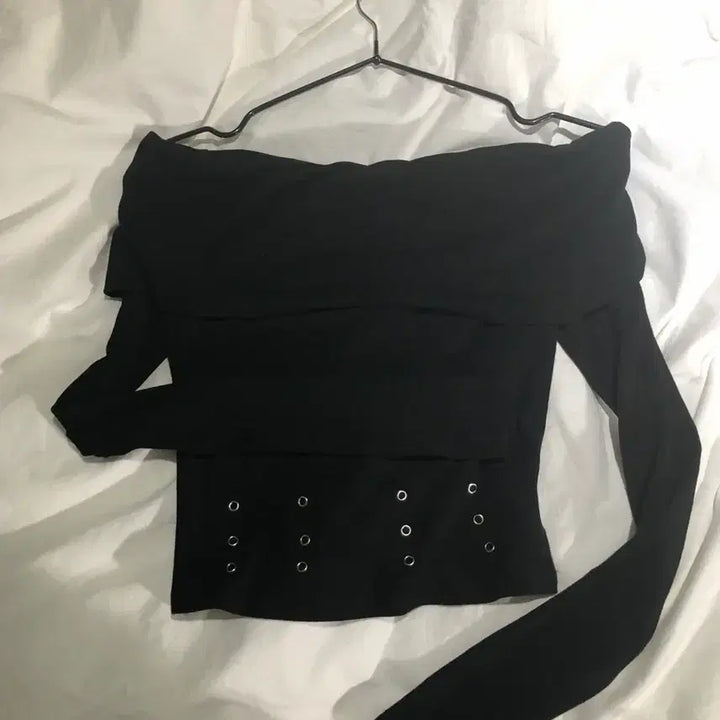 [BUNJANG] Black Punching Off-Shoulder Top / 블랙 펀칭 오프숄더 상의