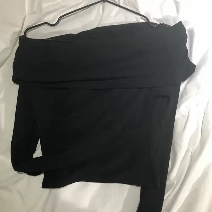 [BUNJANG] Black Punching Off-Shoulder Top / 블랙 펀칭 오프숄더 상의