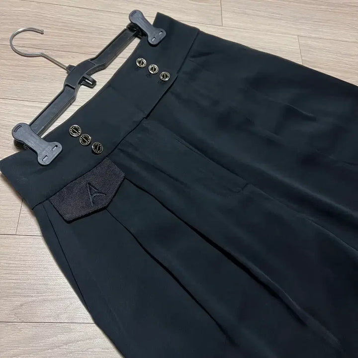 [BUNJANG] Lucky Chouette Atelier Button Pin Tuck Embroidered High Waist Black Slacks / 21 럭키슈에뜨 아뜰리에 버튼 핀턱자수 팬츠 차르르바지슬랙스하이웨스트블랙