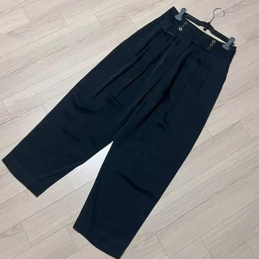 [BUNJANG] Lucky Chouette Atelier Button Pin Tuck Embroidered High Waist Black Slacks / 21 럭키슈에뜨 아뜰리에 버튼 핀턱자수 팬츠 차르르바지슬랙스하이웨스트블랙