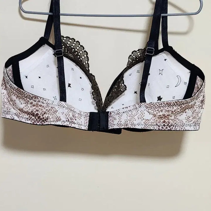 [BUNJANG] Top Model Vampy Lace Bra 80A / 탑모델 볼륨 업 뱀피 브라 80A