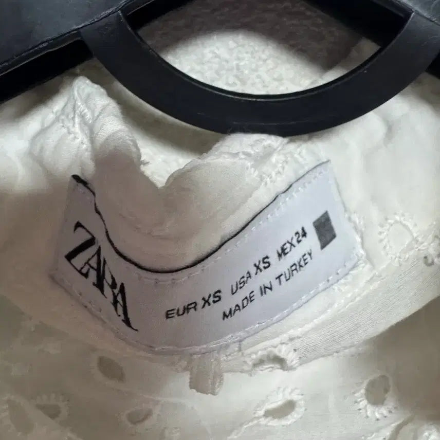 [BUNJANG] Zara Woman White Eyelet Punch Blouse / 자라 우먼 화이트 아일렛 펀칭 블라우스(55가능 가슴90정도)