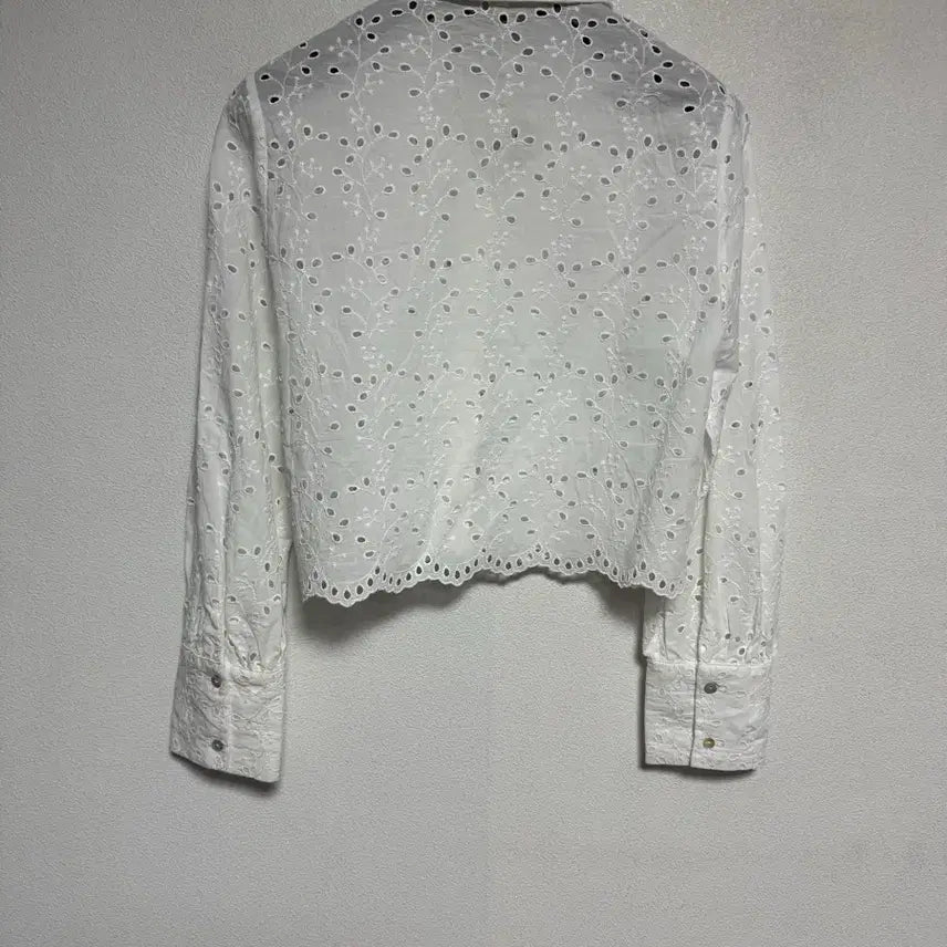 [BUNJANG] Zara Woman White Eyelet Punch Blouse / 자라 우먼 화이트 아일렛 펀칭 블라우스(55가능 가슴90정도)