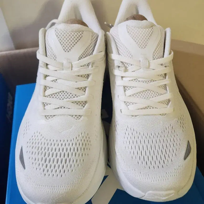 [BUNJANG] Hoka Running Shoes White Size 275 / 호카 운동화 화이트 275사이즈