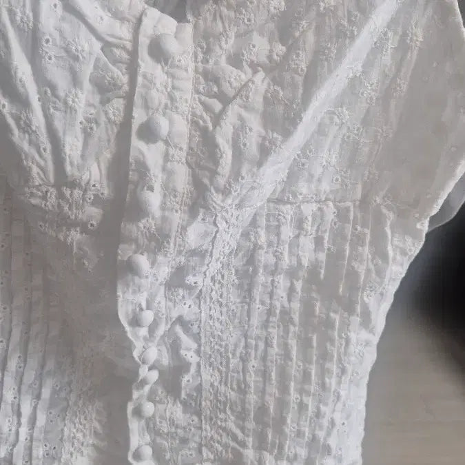 [BUNJANG] White Lace Punching Blouse / 화이트 레이스 펀칭 블라우스