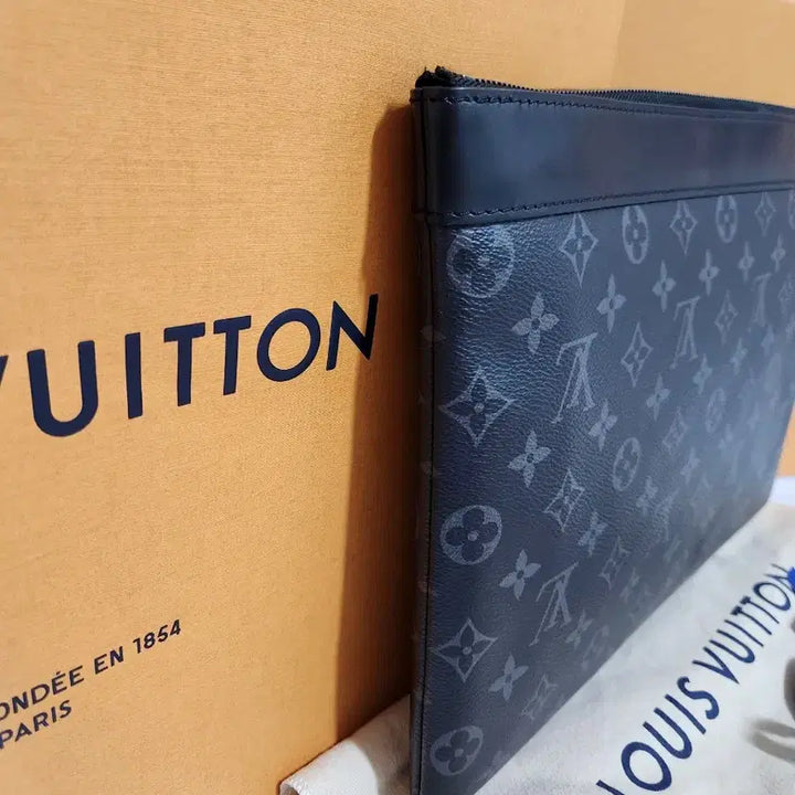 [BUNJANG] Louis Vuitton Pochette Monogram Eclipse Clutch Bag / 루이비통 포쉐트 모노그램 이클립스 정품 클러치