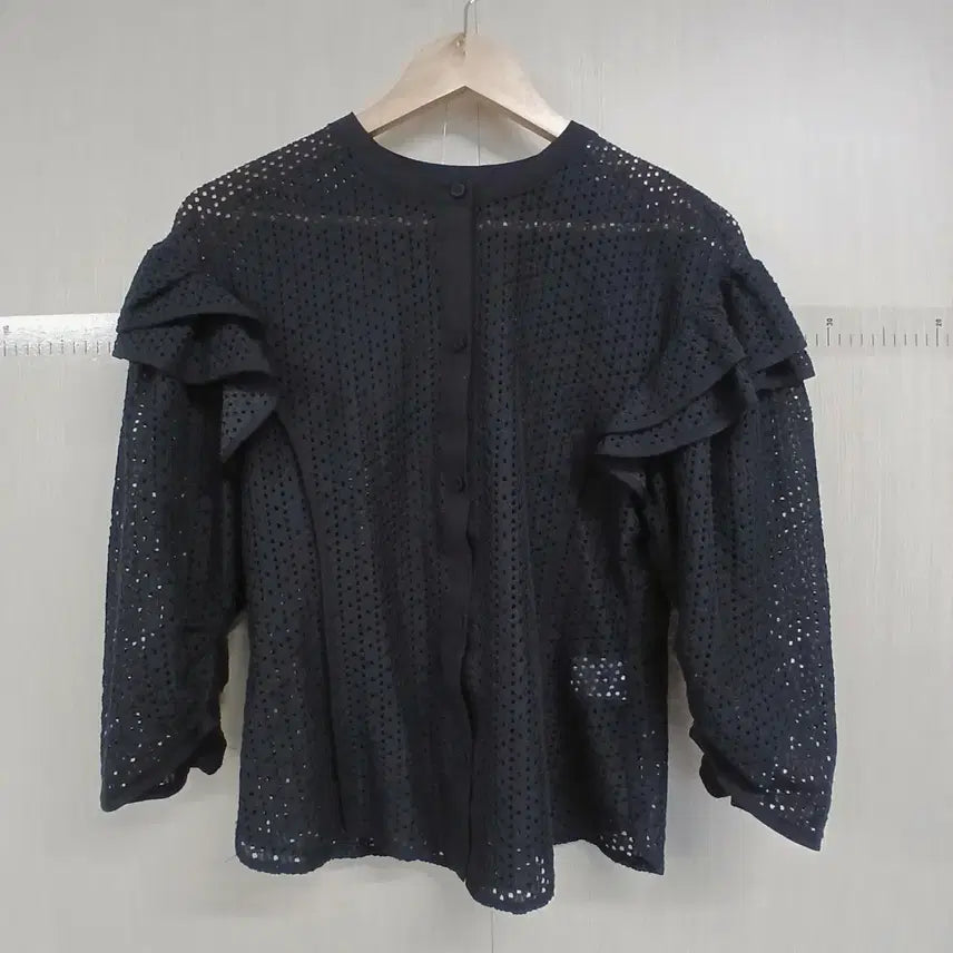 [BUNJANG] Lemieux Punching Lace Frill Blouse Black / 르뮤 펀칭 레이스 프릴 블라우스 블랙