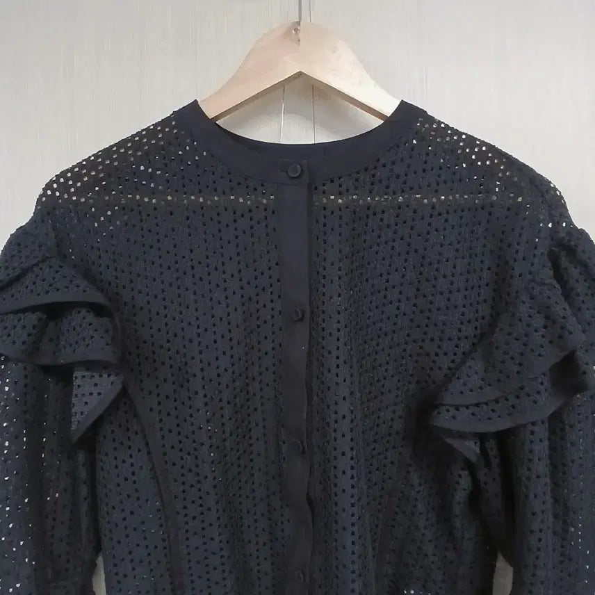 [BUNJANG] Lemieux Punching Lace Frill Blouse Black / 르뮤 펀칭 레이스 프릴 블라우스 블랙